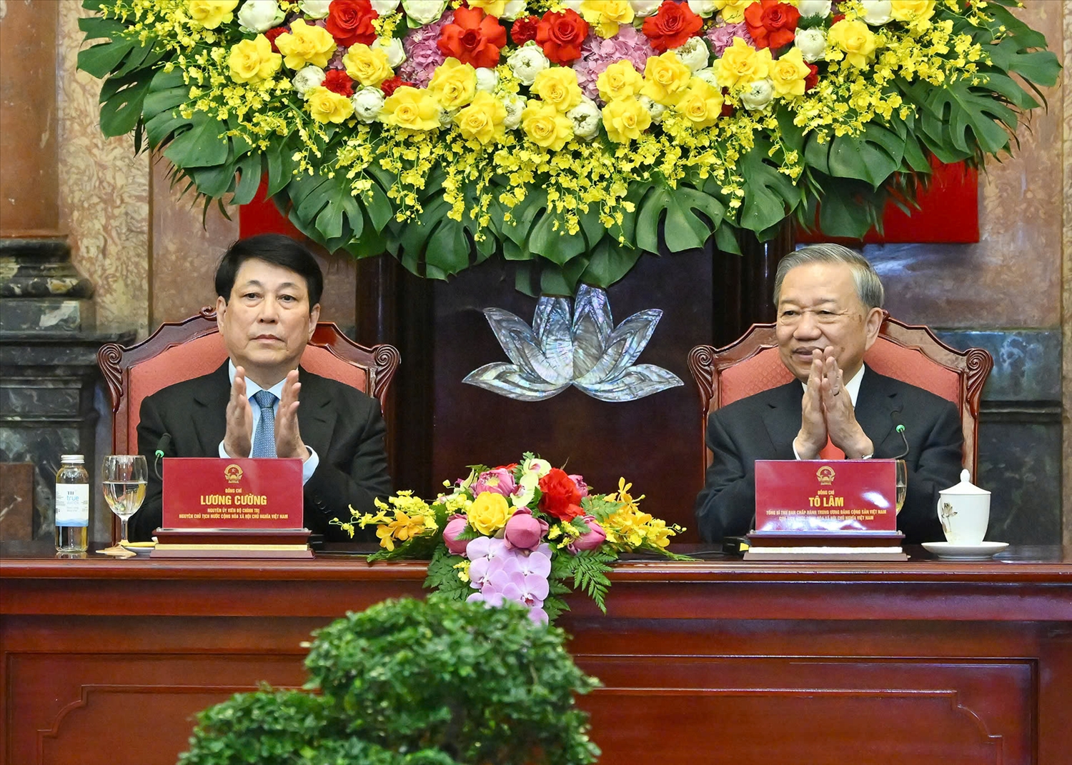 Tổng Bí thư, Chủ tịch nước Tô Lâm và nguyên Chủ tịch nước Lương Cường tại lễ bàn giao 