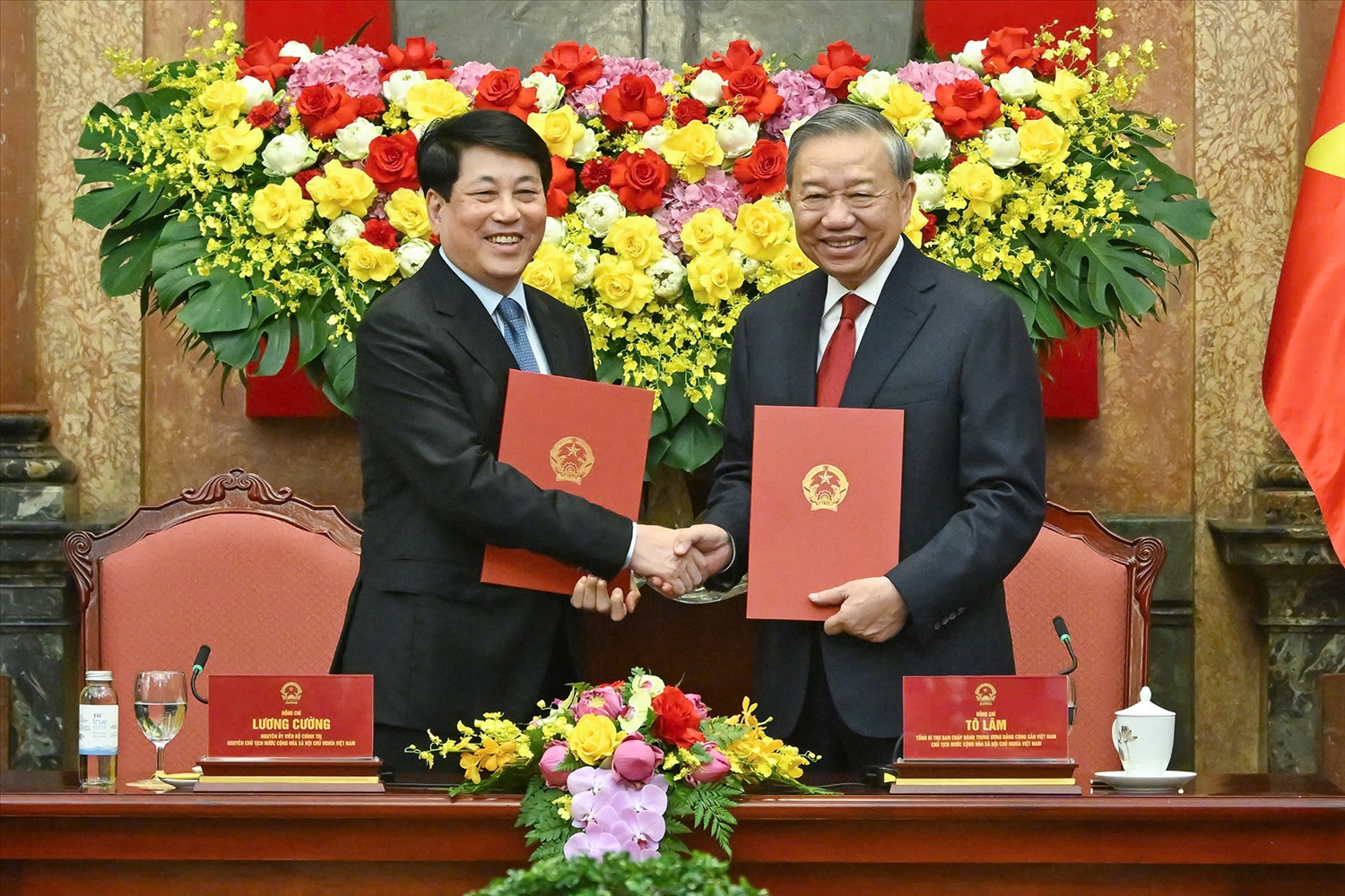 Tổng Bí thư, Chủ tịch nước Tô Lâm và nguyên Chủ tịch nước Lương Cường ký biên bản bàn giao công tác