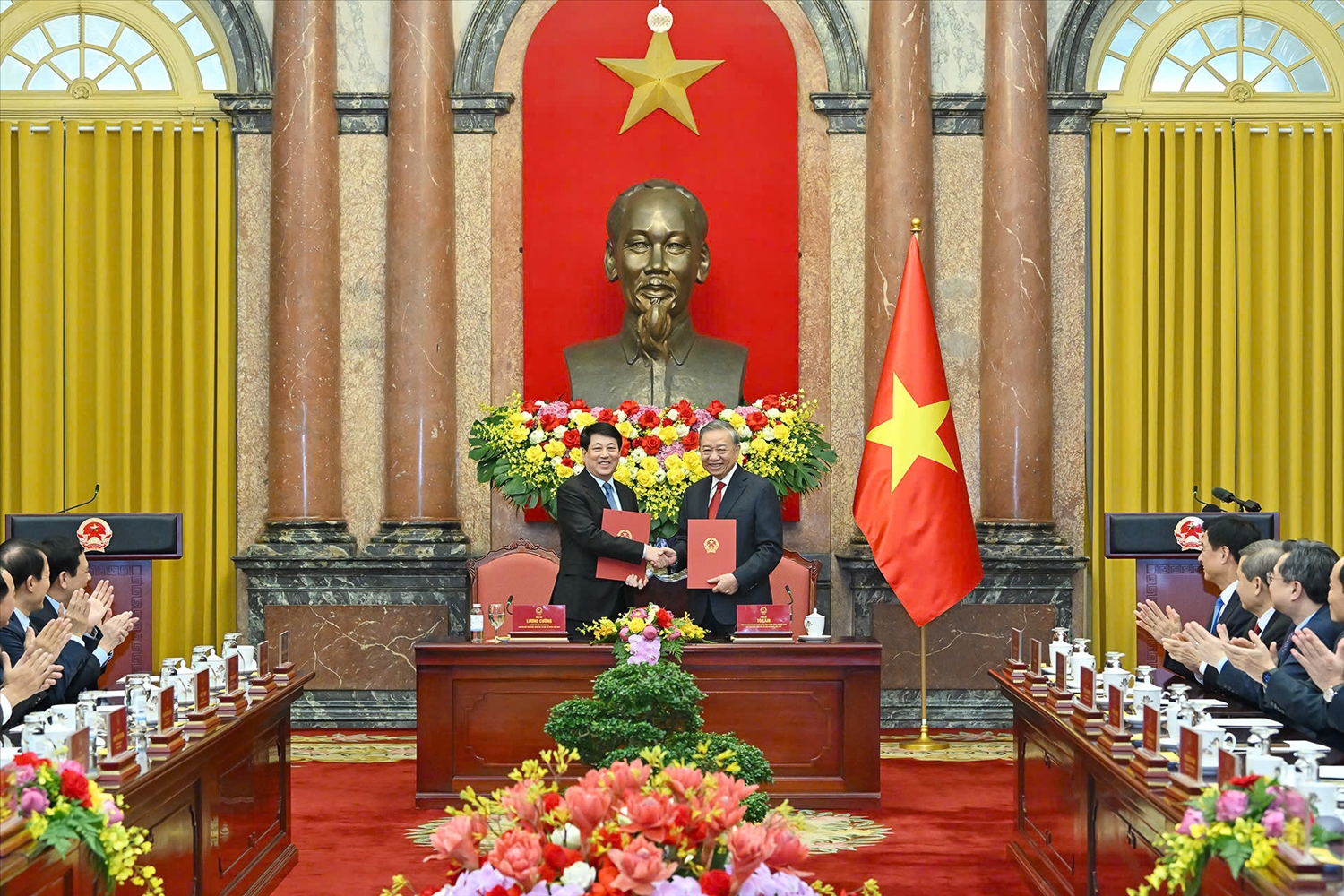 Bàn giao công tác giữa Tổng Bí thư, Chủ tịch nước Tô Lâm và nguyên Chủ tịch nước Lương Cường 2