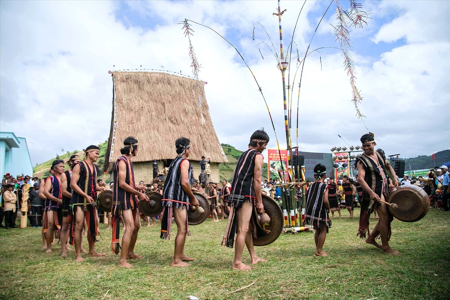 Với những đóng góp quan trọng của đội ngũ Người có uy tín, đời sống kinh tế - văn hóa - xã hội vùng đồng bào DTTS khu vực miền Trung - Tây Nguyên đã có nhiều bước chuyển đáng mừng (Ảnh minh họa)