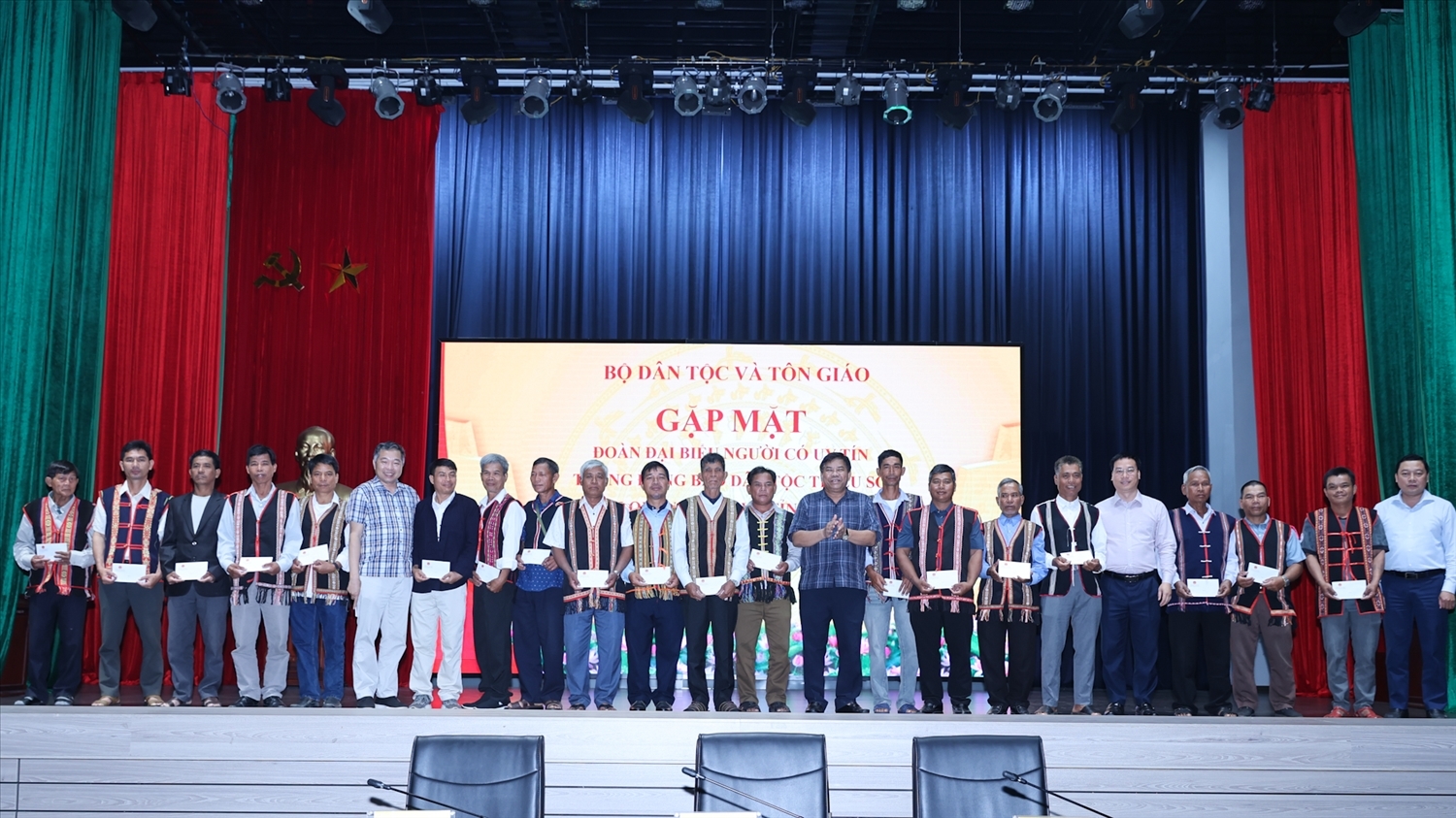 Thứ trưởng Y Thông tặng quà cho Người có uy tín các tỉnh Quảng Ngãi, Gia Lai nhân dịp Đoàn đại biểu đến thăm Bộ Dân tộc và Tôn giáo (Ảnh: Lê Anh Dũng)