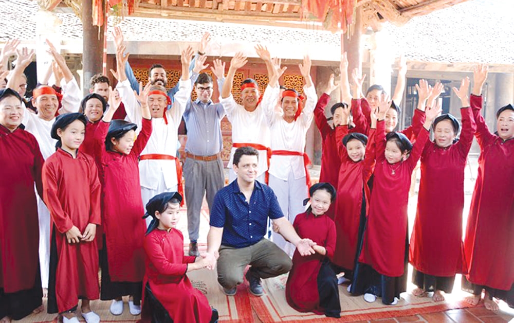 Hát Xoan hay còn được gọi là Khúc môn đình (hát cửa đình)