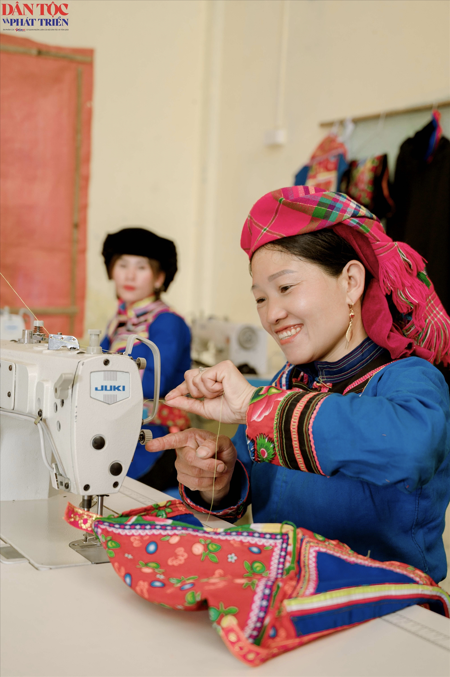 Chị Min Thị Nguyệt - Trưởng Nhóm cộng đồng bảo tồn nghề thêu thổ cẩm và may trang phục truyền thống dân tộc Cờ Lao của xã Tân Tiến