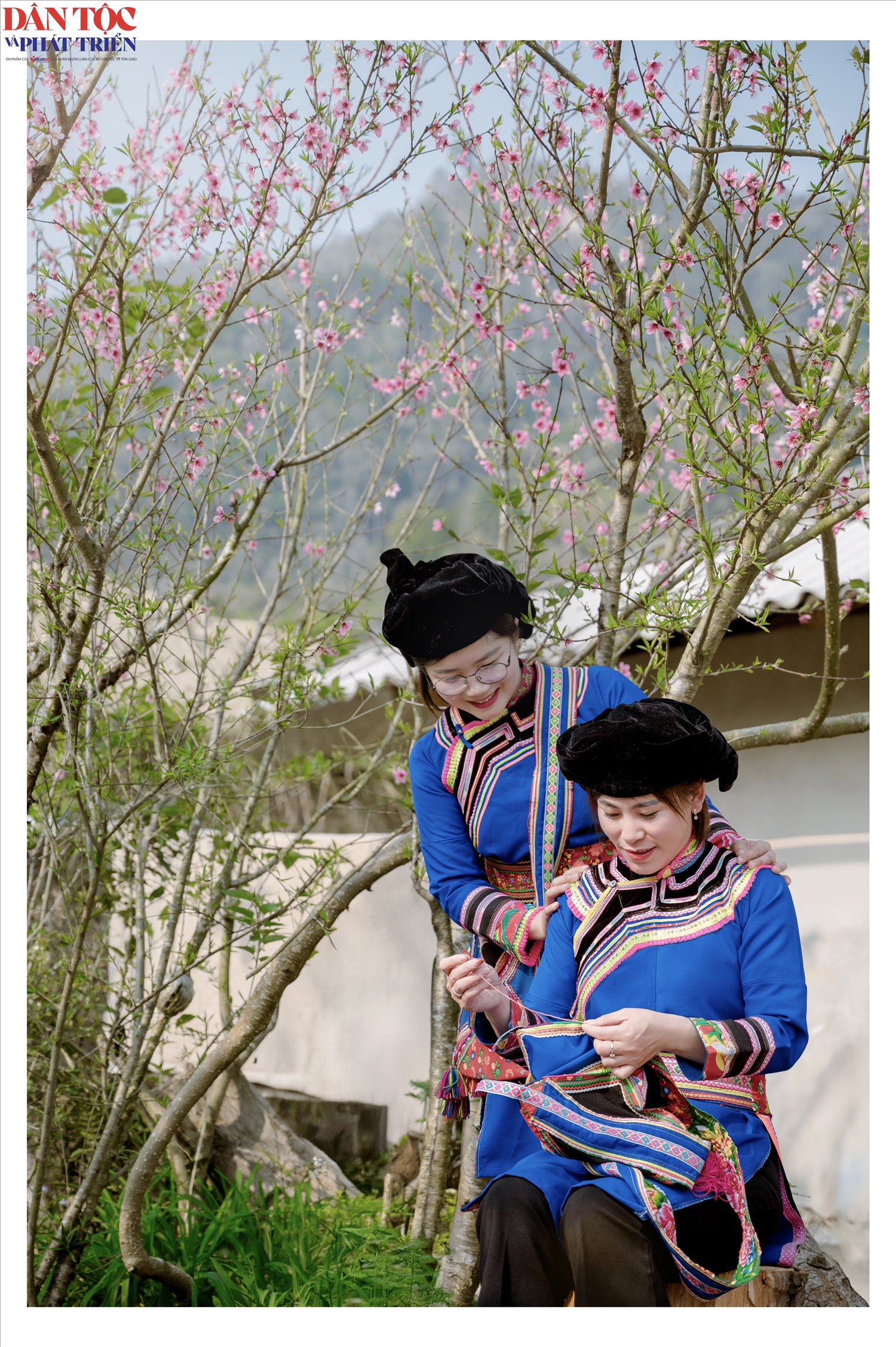 Người Cờ Lao đỏ hôm nay đang cháy bỏng khát vọng đưa hơi thở, sắc vóc và tiếng nói của cộng đồng mình vượt ra khỏi những sườn núi quen thuộc để đi xa…