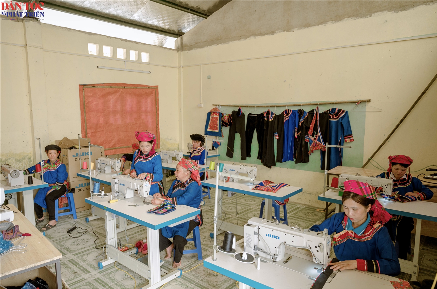 Nhóm cộng đồng bảo tồn nghề thêu thổ cẩm và may trang phục truyền thống dân tộc Cờ Lao của xã Tân Tiến