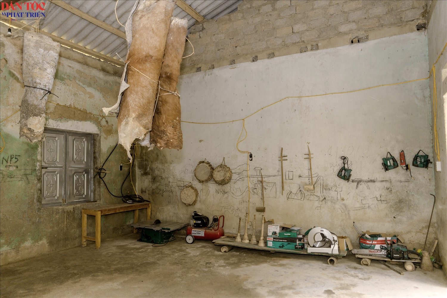 Không gian chế tác nhạc cụ truyền thống của người Cờ Lao đỏ xã Tân Tiến