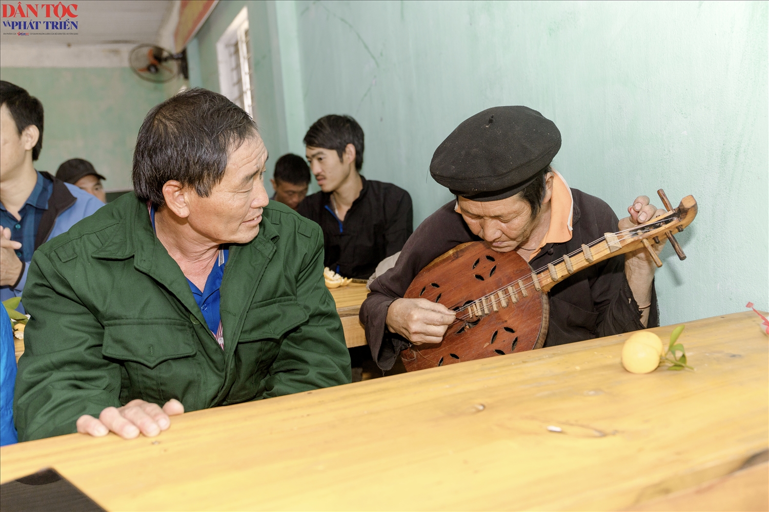 Ông Vàng Chá Sèng học cách chơi cây đàn Sèn Dư từ năm 12 tuổi và học từ một thầy giáo mù 