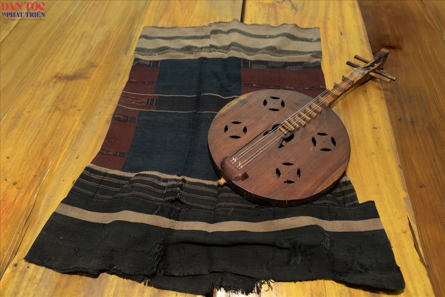 Cây đàn Sèn Dư cùng chiếc váy cổ của người Cờ Lao đỏ đã được gìn giữ trao truyền qua 16 đời