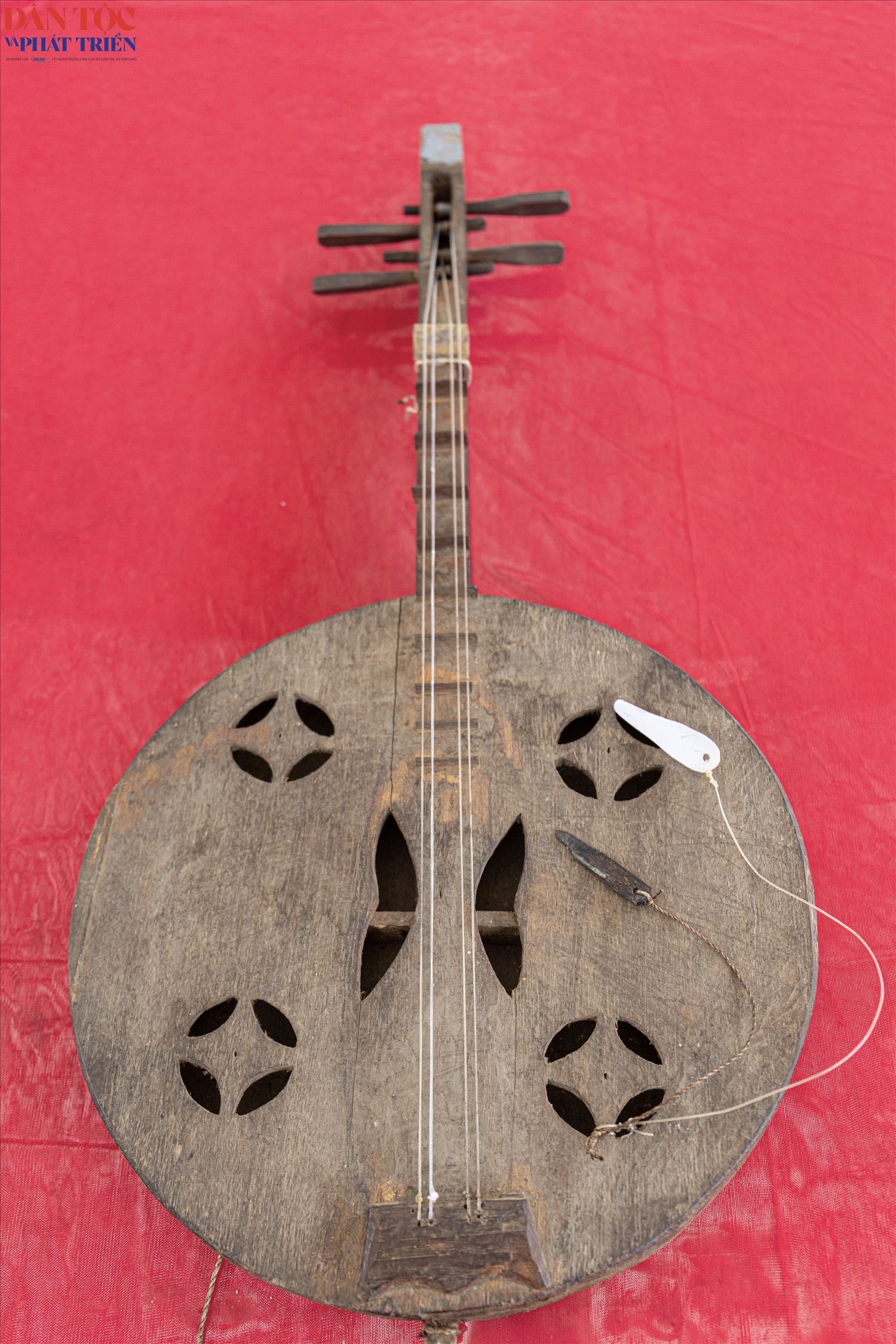 Cây đàn Sèn Dư của đồng bào dân tộc Cờ Lao
