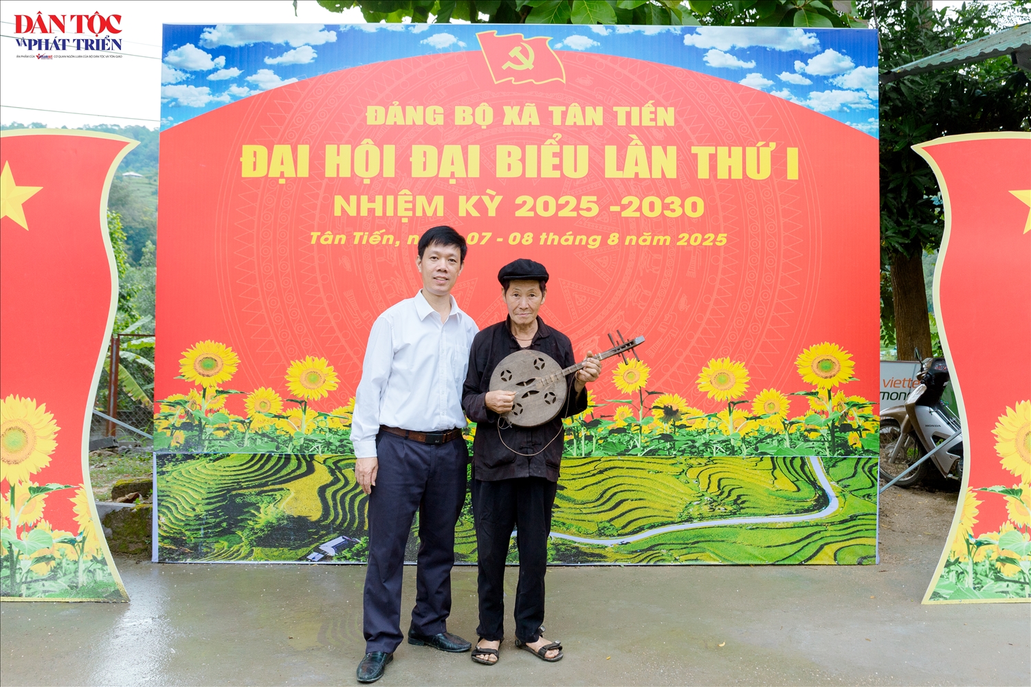 Ông Bùi Thanh Hưởng, Phó Chủ tịch UBND xã Tân Tiến và ông Vàng Chá Sèng cùng cây đàn Sèn Dư