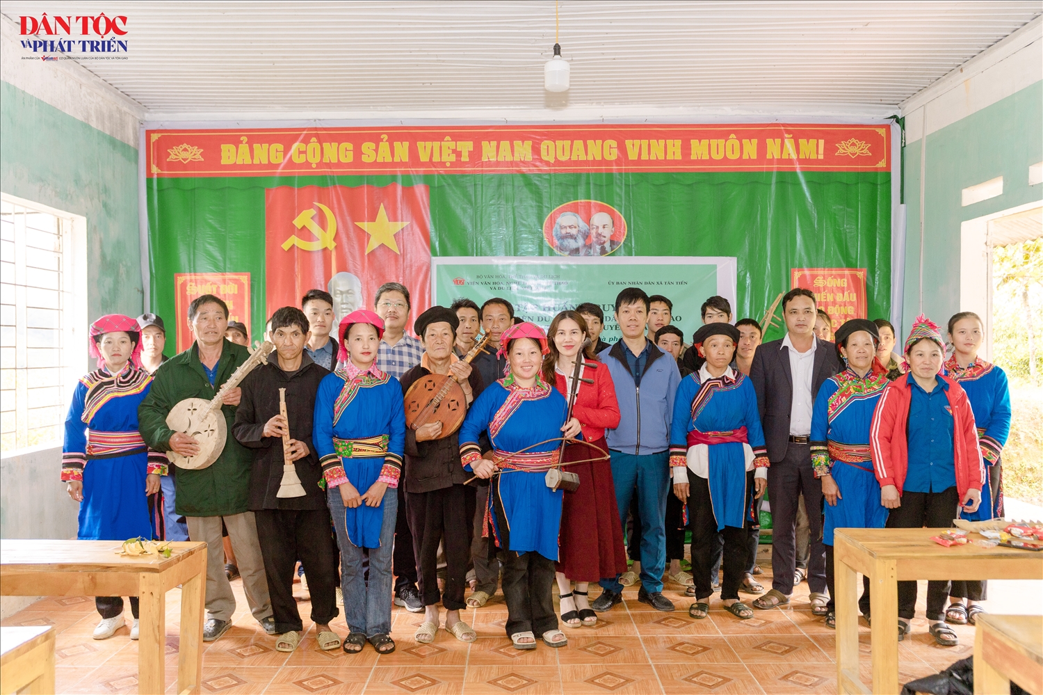 Đoàn công tác của Viện Văn hóa, Nghệ thuật, Thể thao và Du lịch Việt Nam (Bộ Văn hóa, Thể thao và Du lịch) cùng đồng bào dân tộc Cờ Lao tại xã Tân Tiến