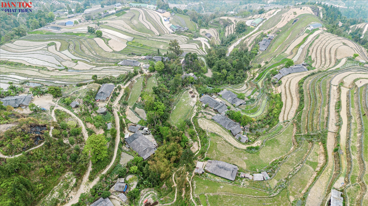 Những nếp nhà người Cờ Lao bên sườn dãy Tây Côn Lĩnh tại xã Tân Tiến, tỉnh Tuyên Quang