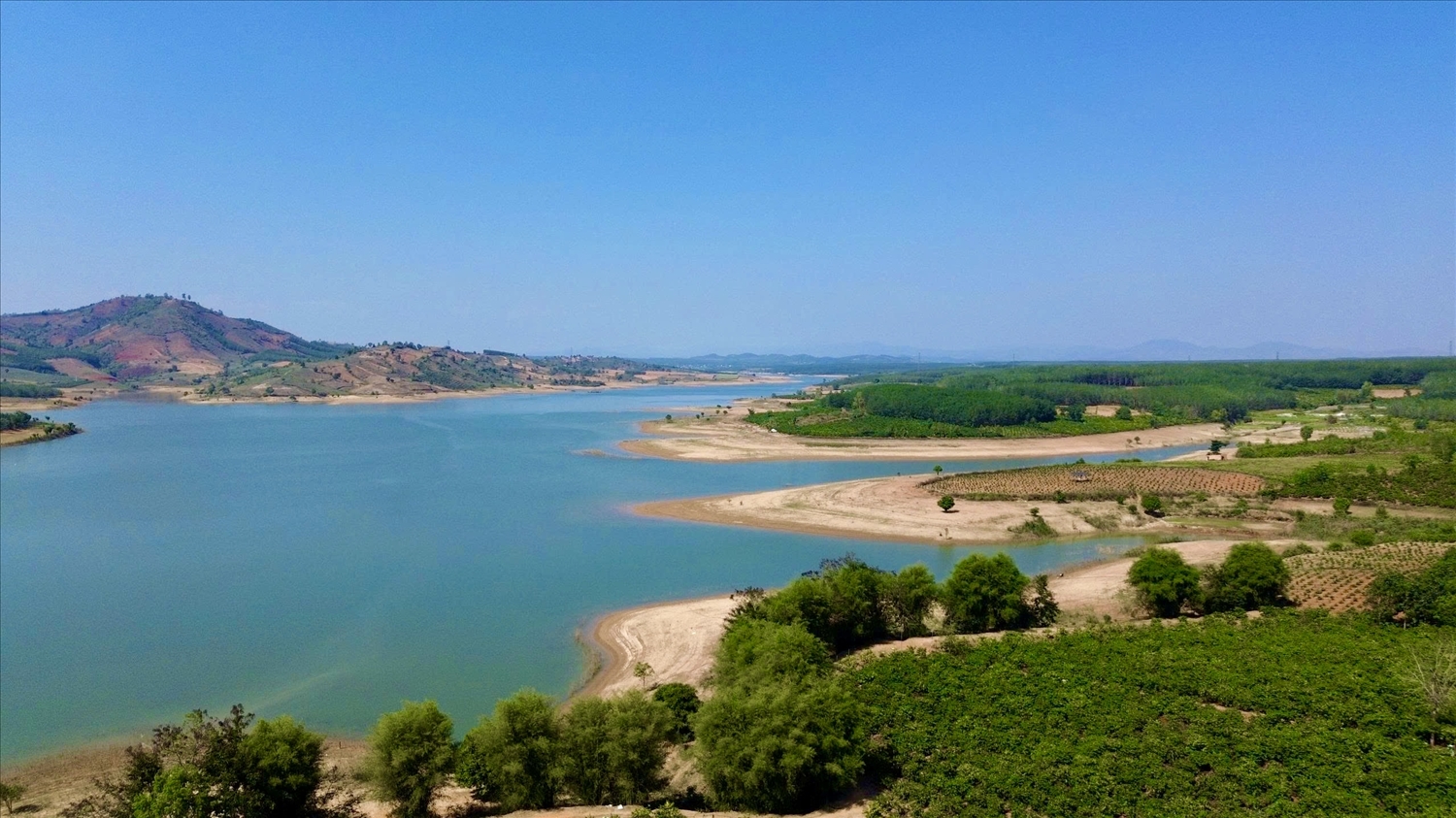 Sông Pô Kô như dải lụa mềm mại tô điểm thêm cho bức tranh thiên nhiên hùng vỹ của vùng đất Tây Nguyên. (Ảnh: Ngọc Chí)