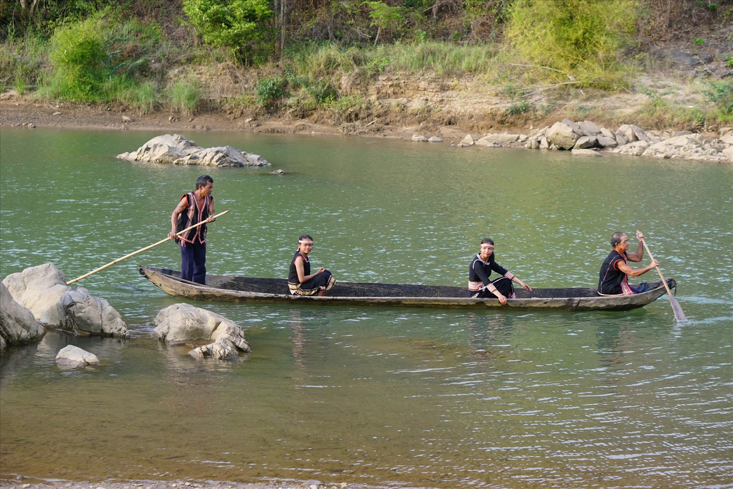 Bến sông làng Kon Jơ Dri, xã Đăk Rơ Wa là nơi gắn bó mật thiết với đời sống của đồng bào Ba Na. (Ảnh: Ngọc Chí)