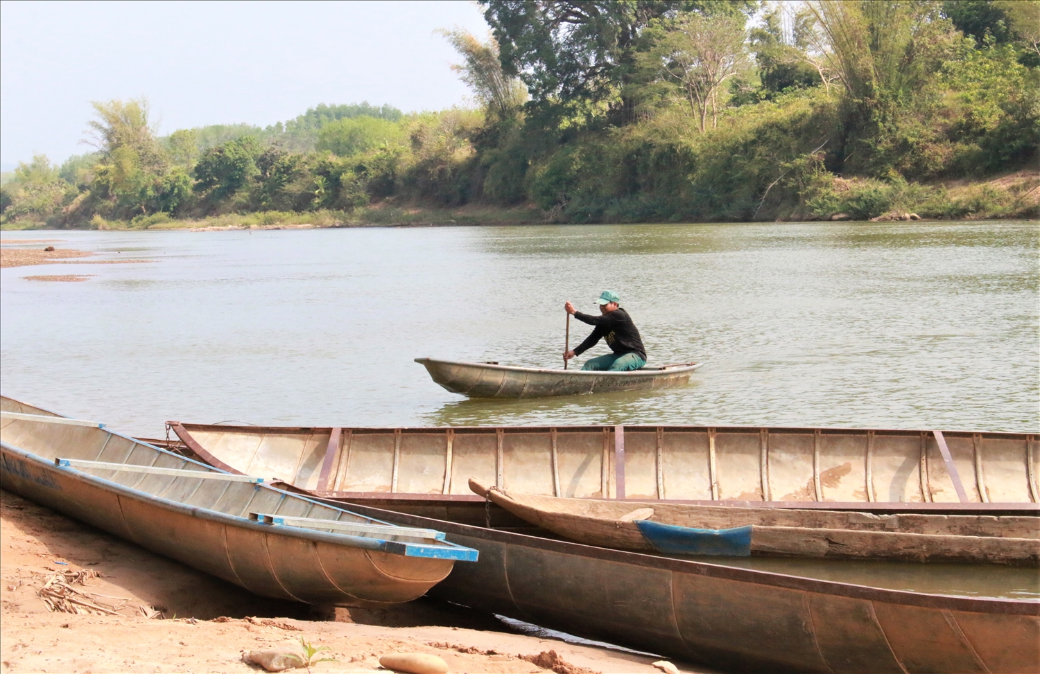 Chèo thuyền qua sông đi sản xuất là nhịp sống thường ngày của đồng bào DTTS vùng cao tỉnh Quảng Ngãi. (Ảnh: Ngọc Chí)