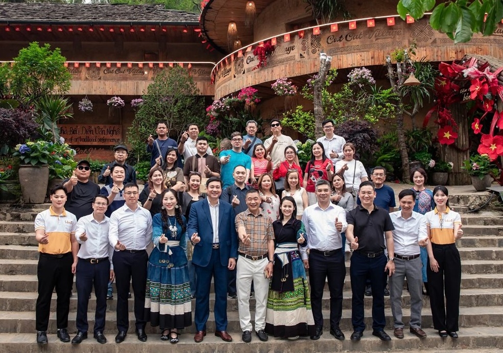 Lãnh đạo Sở Văn hoá, Thể thao và Du lịch Lào Cai, Hiệp hội du lịch tỉnh và các doanh nghiệp du lịch 6 quốc gia tham gia đoàn Famtrip (Ảnh Trọng Bảo)
