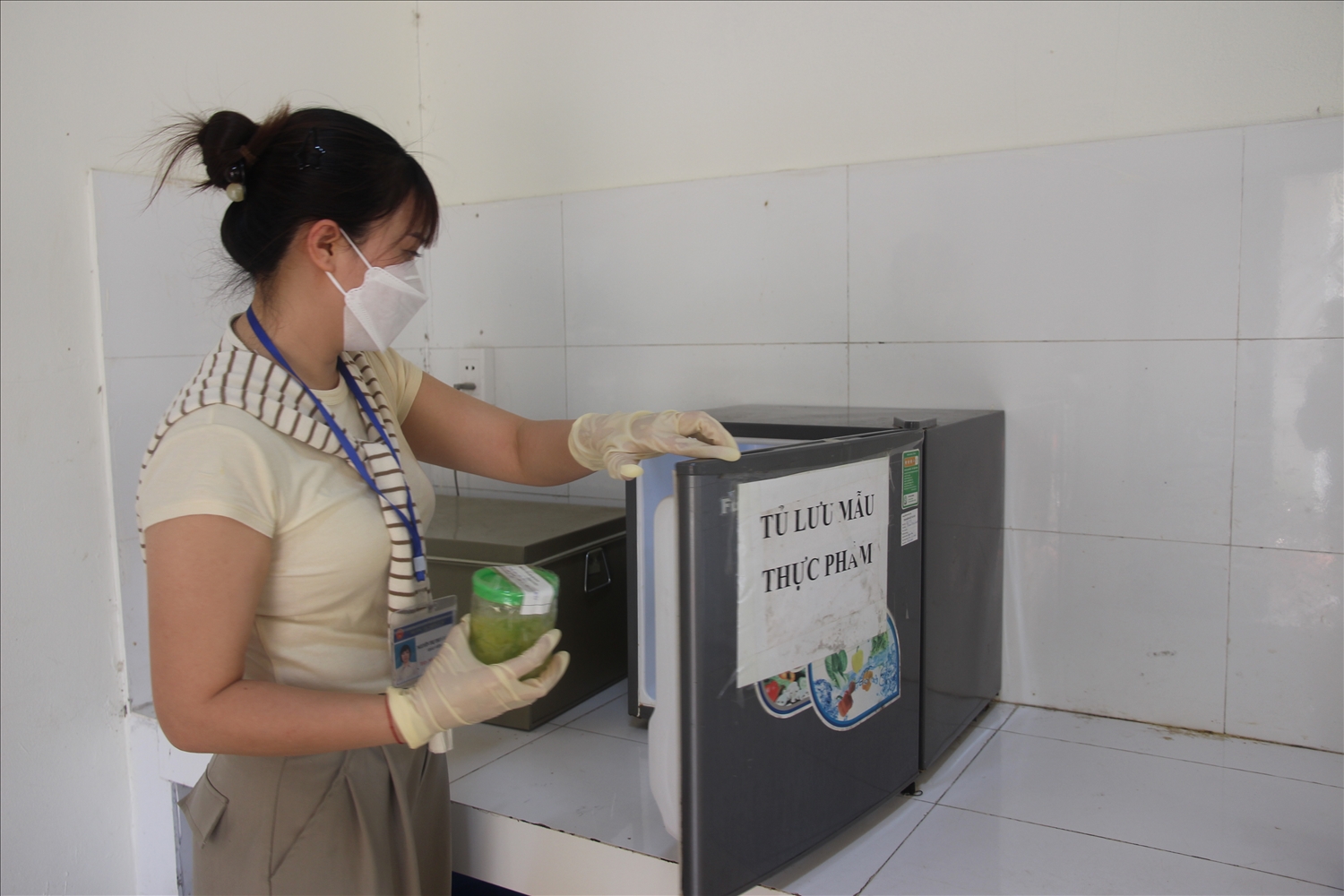 Việc bảo quản và lưu mẫu thức ăn trong ngày được nhân viên y tế Trường TH và THCS Bản Vược thực hiện theo quy định (Ảnh Trọng Bảo)