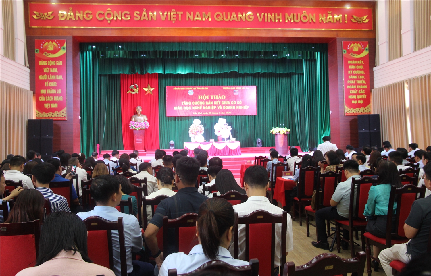 Hội thảo nhằm tiếp tục tăng cường gắn kết giữa các cơ sở đào tạo nghề của Lào Cai với doanh nghiệp trong và ngoài tỉnh (Ảnh Trọng Bảo)