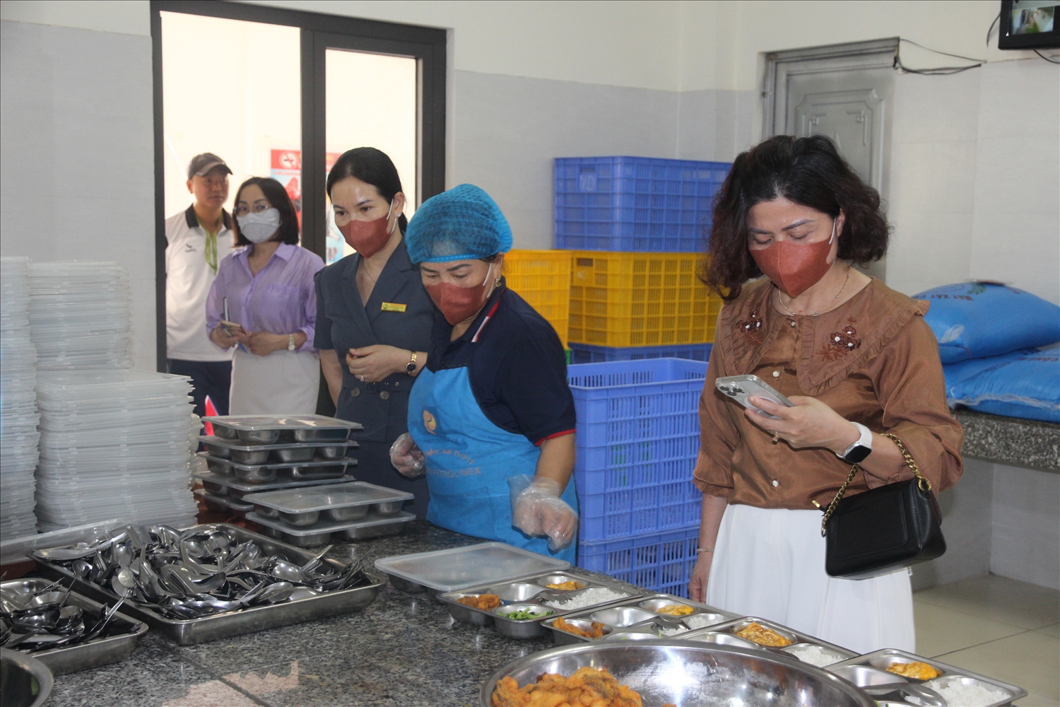 Việc kiểm tra, giám sát an toàn vệ sinh thực phẩm được Trường TH Nguyễn Du phối hợp với phụ huynh học sinh thực hiện có hiệu quả (Ảnh Trọng Bảo)