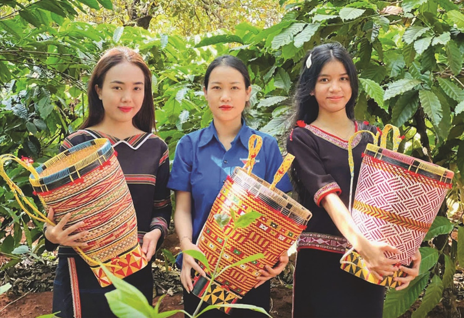 Chị Rơ Mah H’Dịu, Bí thư Đoàn xã Đức Cơ (bên trái) đã chọn cách khởi nghiệp rất riêng, đó là mô hình “Làng nghề đan lát truyền thống thanh niên”