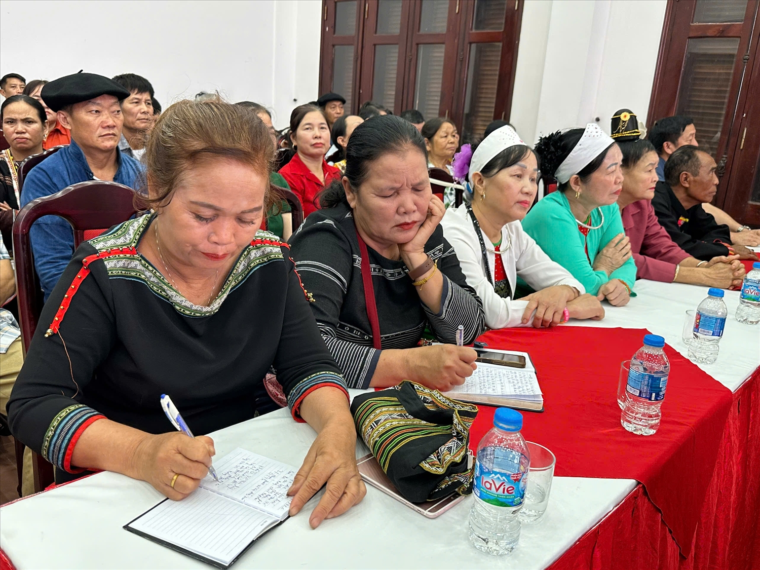 Các học viên được tiếp cận 3 chuyên đề trọng tâm về công tác dân tộc, văn hóa – gia đình và kỹ năng tổ chức hoạt động văn hóa, cùng một chuyên đề thực tế