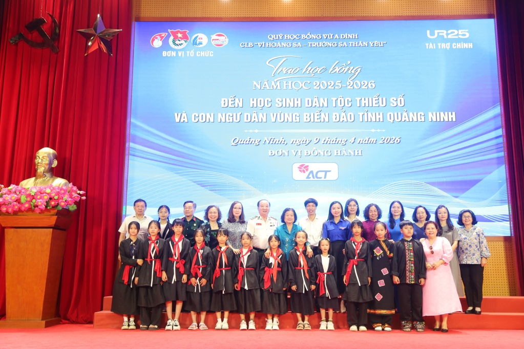 Các đại biểu chụp ảnh lưu niệm cùng các em thiếu nhi Đặc khu Vân Đồn