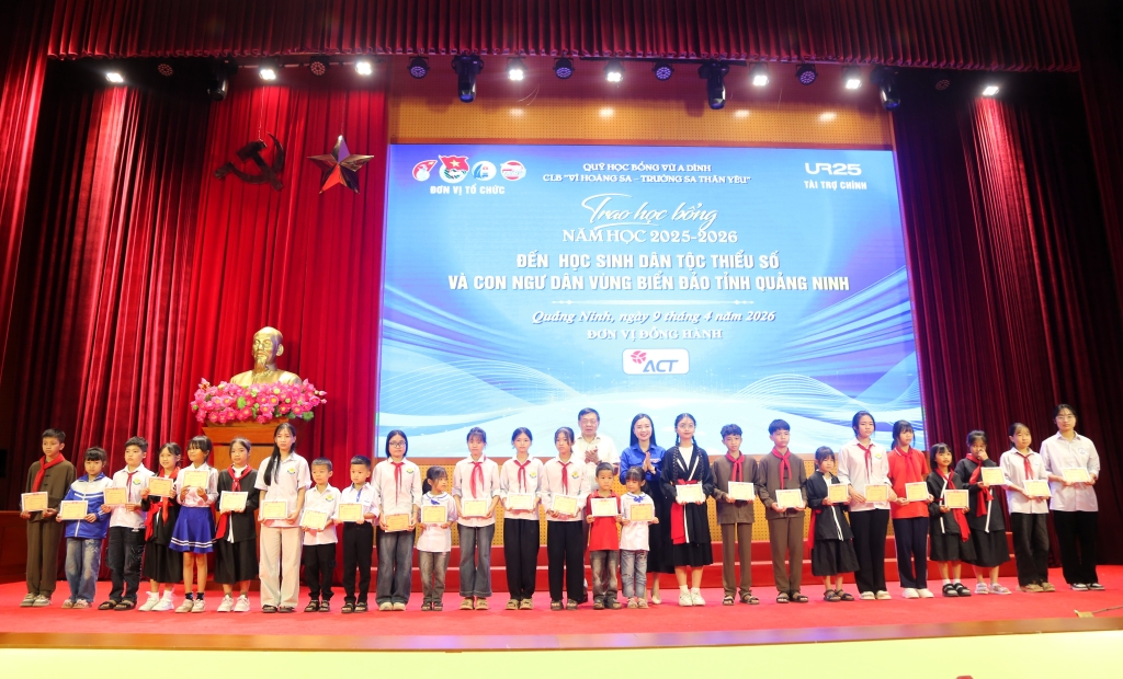 180 học sinh DTTS và con ngư dân của Đặc khu Vân Đồn được trao học bổng trong dịp này