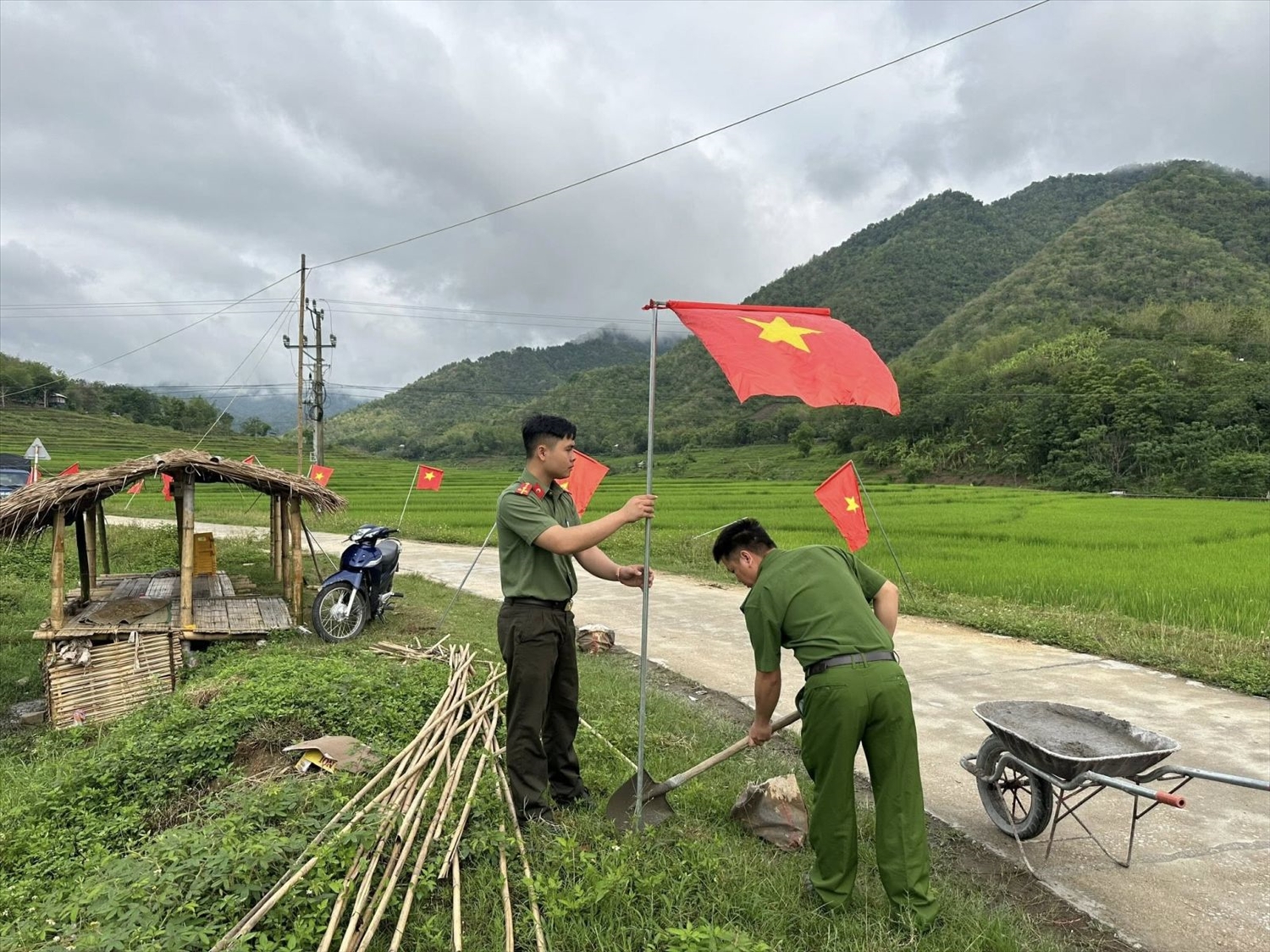 Đoàn viên Công an xã Quang Chiểu phối hợp dựng cột, treo cờ Tổ quốc trên tuyến đường vào xã, góp phần tạo diện mạo rực rỡ cho vùng biên.