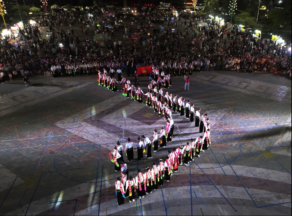 [PHOTO PV] Lào Cai: 800 diễn viên và nghệ nhân tham gia Hội thi “Lung linh vòng xòe” 5
