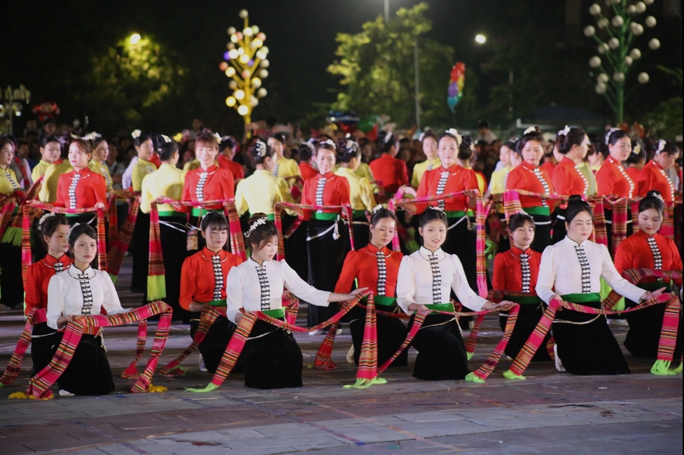 [PHOTO PV] Lào Cai: 800 diễn viên và nghệ nhân tham gia Hội thi “Lung linh vòng xòe” 6