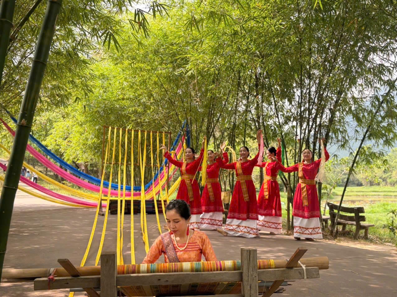 Không chỉ thế, tại khu du lịch Mỹ Sơn, du khách còn được xem trình diễn dệt thổ cẩm, làm nón lá, làm gốm Chăm. (Ảnh MS)