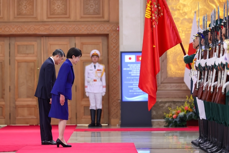 Thủ tướng Lê Minh Hưng và Thủ tướng Takaichi Sanae chào quân kỳ - Ảnh: VGP/Nhật Bắc