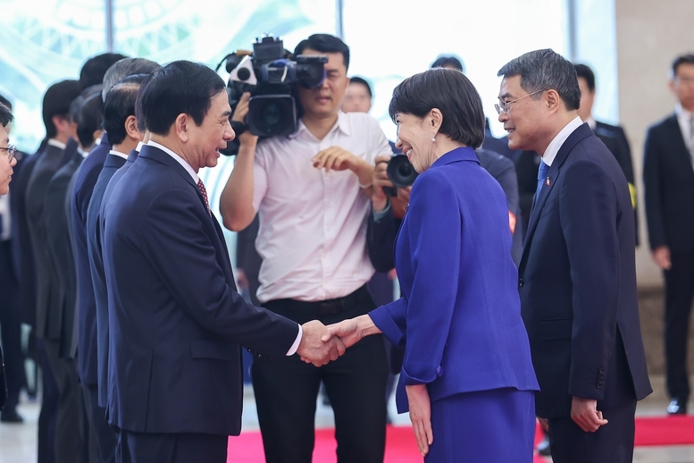 Thủ tướng Lê Minh Hưng giới thiệu thành phần Đoàn cấp cao Việt Nam tham dự lễ đón - Ảnh: VGP/Nhật Bắc