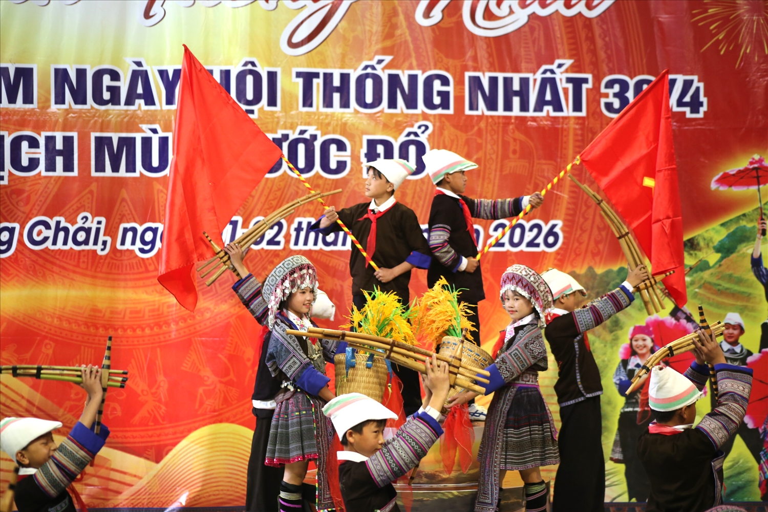 Qua từng nhịp khèn, điệu múa, các em không chỉ thể hiện năng khiếu, sự sáng tạo mà còn bộc lộ niềm tự hào sâu sắc về quê hương, đồng thời lan tỏa tinh thần đoàn kết, gắn bó trong môi trường học đường.