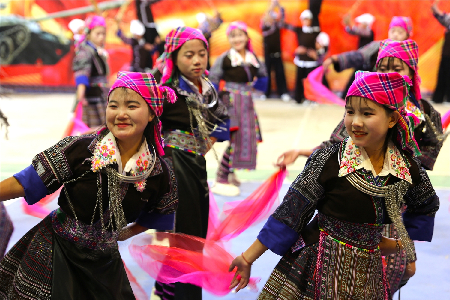 Các em học sinh DTTS tham gia hội thi