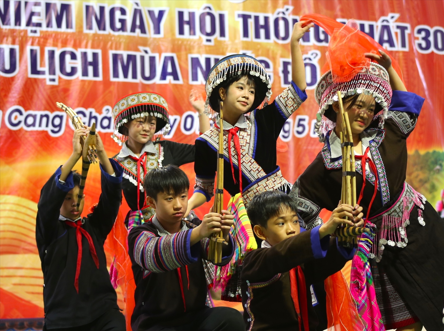 Các em học sinh DTTS tham gia hội thi