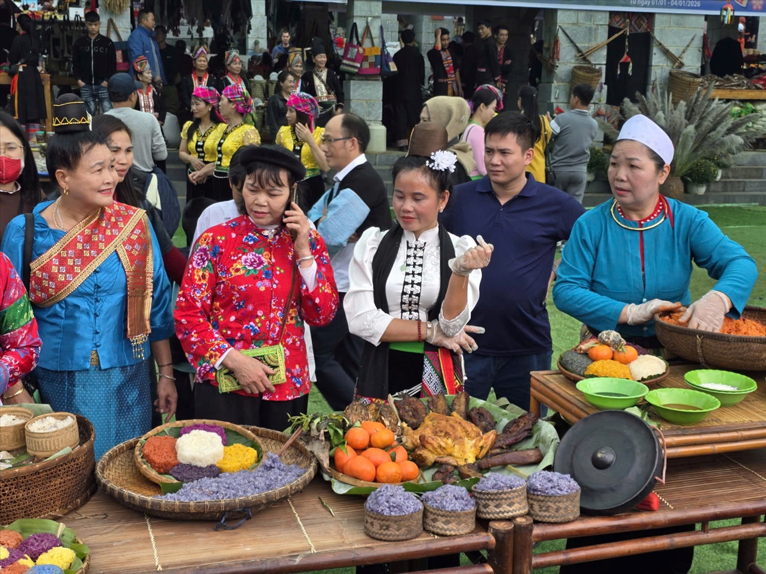 Làng Văn hóa - Du lịch các dân tộc Việt Nam trở thành một “phiên chợ vùng cao” thu nhỏ, nơi sắc màu văn hóa Tây Bắc