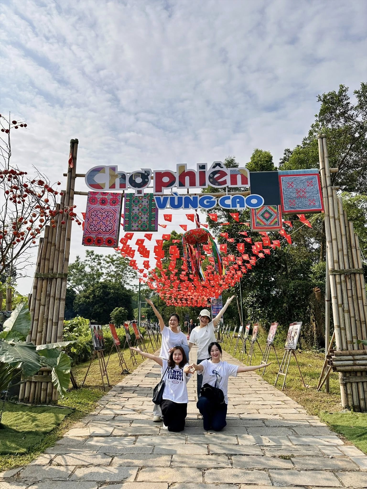 Du khách check-in chợ phiên vùng cao