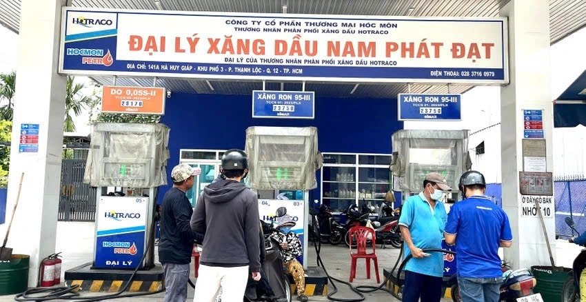 Hiện nay các cửa hàng vẫn đang bán xăng khoáng đồng thời chuẩn bị bán xăng E10 từ ngày 1/6. Ảnh: TÚ UYÊN