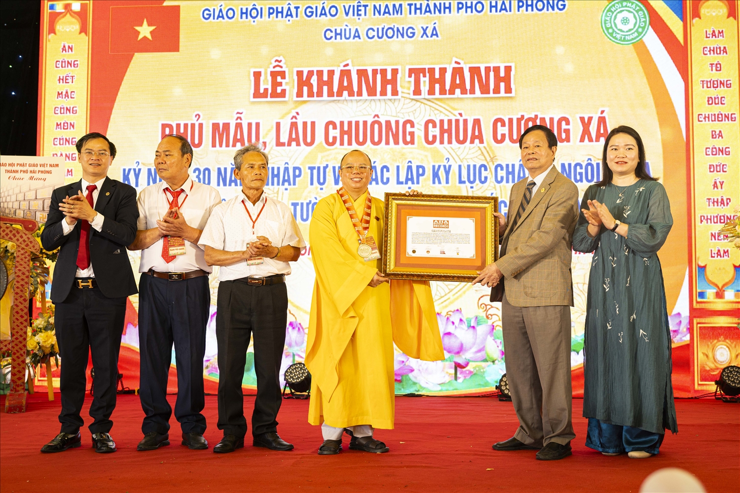 Đại diện các cấp chính quyền trao bằng chứng nhận kỷ lục cho chùa Cương Xá