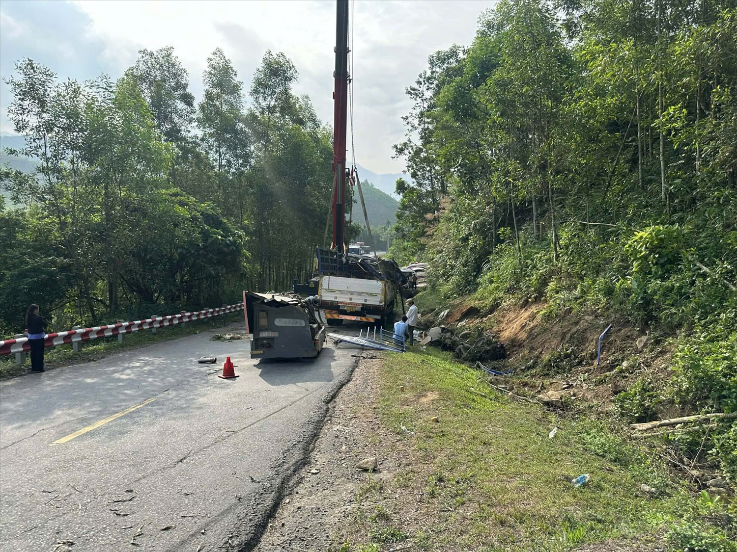 Lực lượng chức năng đang thực hiện công tác cứu hộ. (Ảnh Đ.Minh)