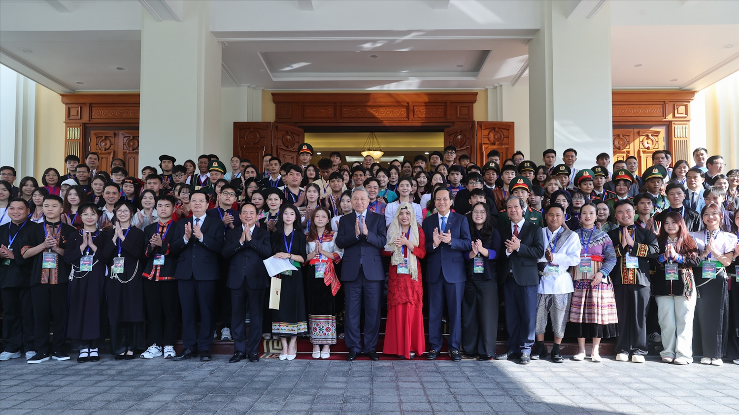 Trong khuôn khổ Lễ tuyên dương Học sinh, sinh viên, thanh niên dân tộc thiểu số xuất sắc, tiêu biểu năm 2025, Tổng Bí thư Tô Lâm (hiện nay là Tổng Bí thư, Chủ tịch nước) chụp ảnh lưu niệm với đoàn học sinh, sinh viên, thanh niên dân tộc thiểu số xuất sắc, tiêu biểu