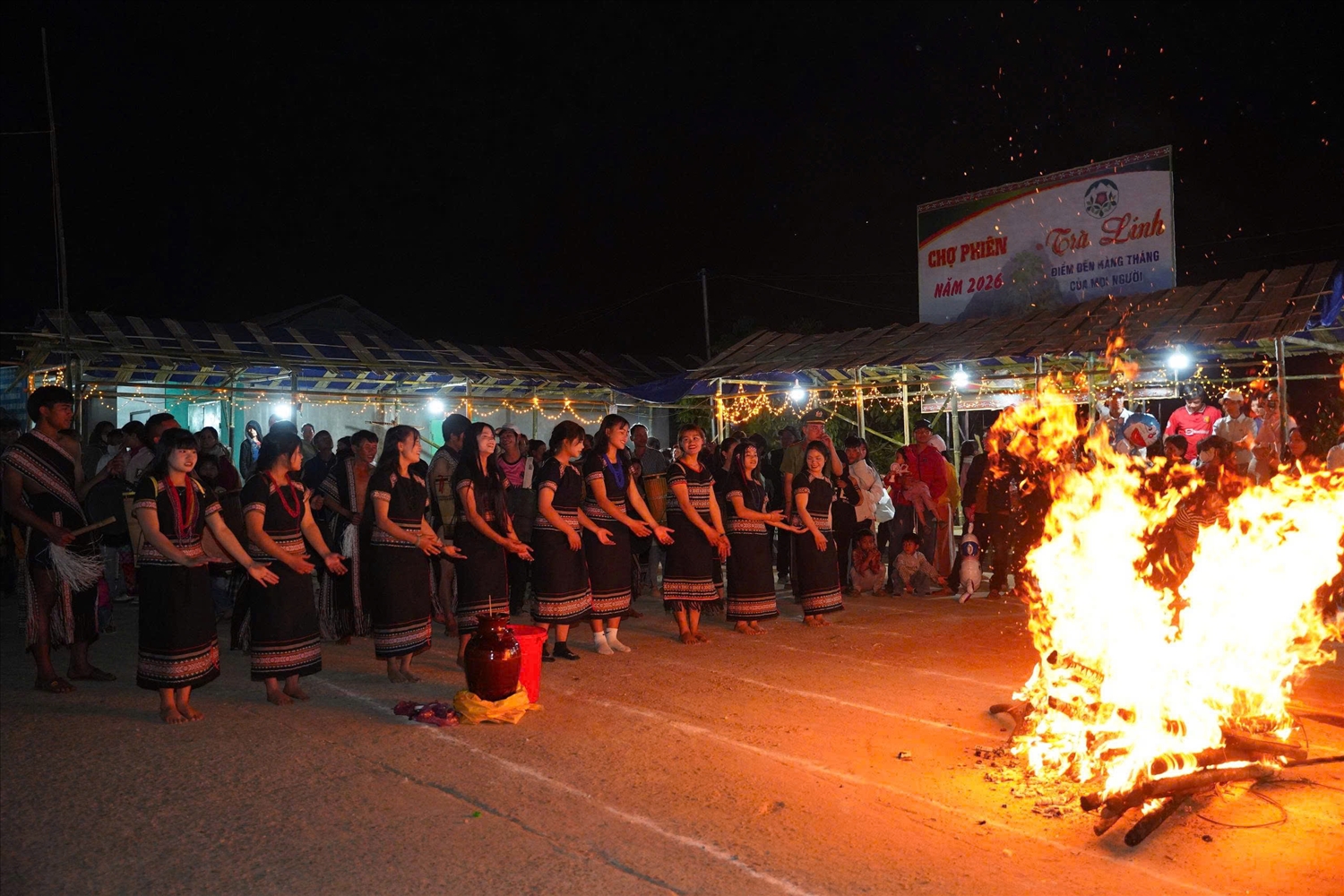 Không chỉ là nơi mua bán, chợ phiên Trà Linh còn gắn kết cộng đồng từ những điệu văn hoá truyền thống. (Ảnh MQ)