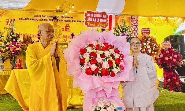Thượng tọa Thích Quảng Bảo tặng hoa chúc mừng Ni sư Thích Đàm Tịnh tại lễ bổ nhiệm trụ trì chùa Đồng Nhân. Ảnh CTV