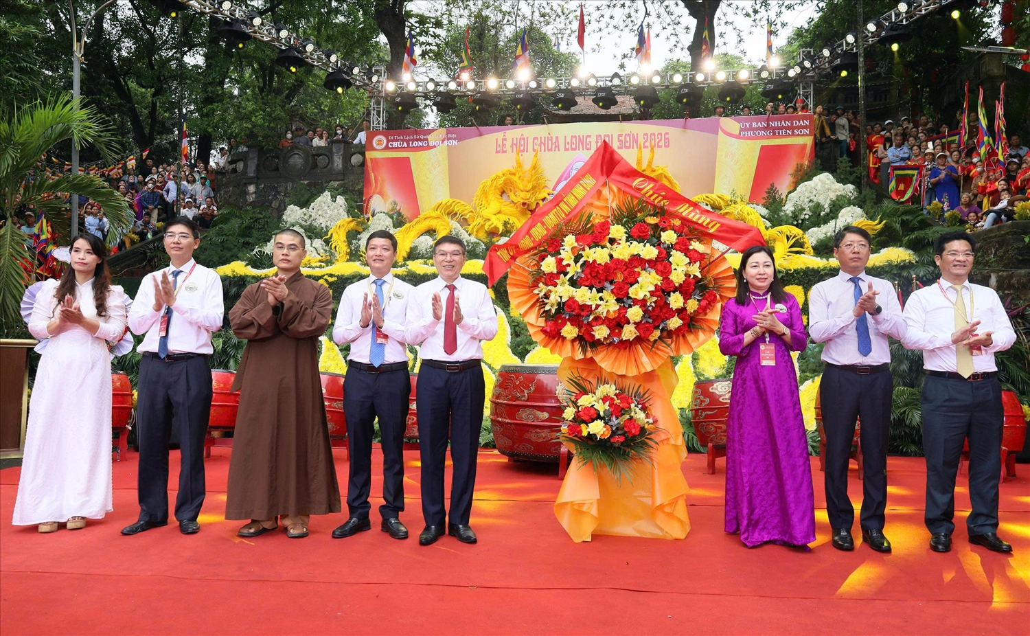 Lãnh đạo tỉnh Ninh Bình tặng hoa chúc mừng tại Lễ khai hội Chùa Long Đọi Sơn 2026