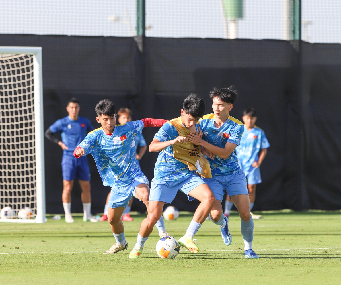 U17 Việt Nam bước vào buổi tập đầu tiên tại Jeddah (Ảnh VFF)