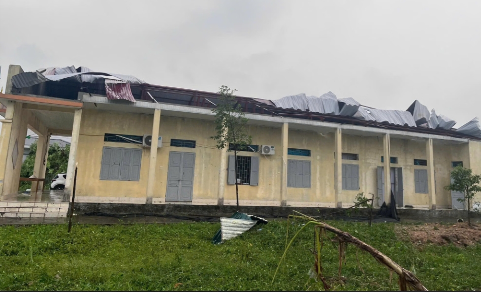 Mưa đá và dông lốc tàn phá một ngôi nhà tại Tuyên Quang (Ảnh IT)