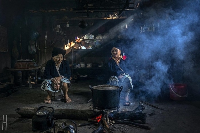 Phụ nữ Dao Tiền bên bếp lửa (Ảnh St)
