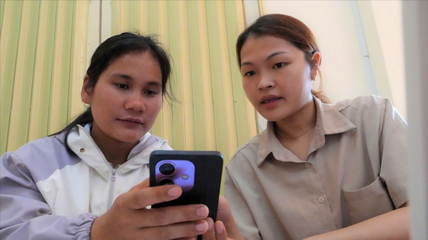 Tổ công nghệ số cộng đồng đã và đang phát huy tốt vai trò trong việc hướng dẫn, hỗ trợ bà con ở các thôn, làng vùng đồng bào DTTS tỉnh Quảng Ngãi sử dụng các ứng dụng trên điện thoại thông minh 