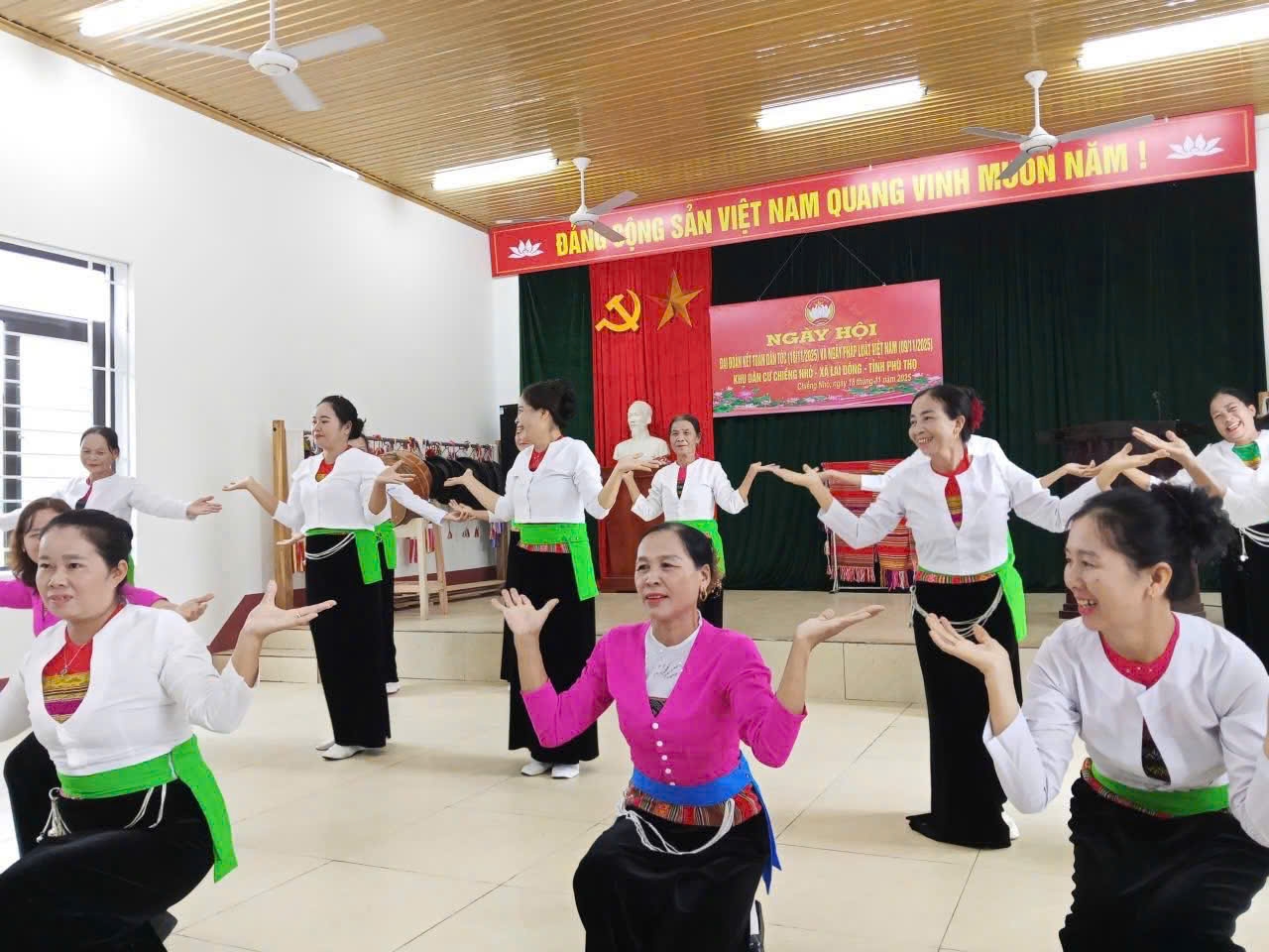 Nghệ nhân Hà Thị Tiên cùng diễn viên trong CLB của khu dân cư tham gia văn nghệ quần chúng